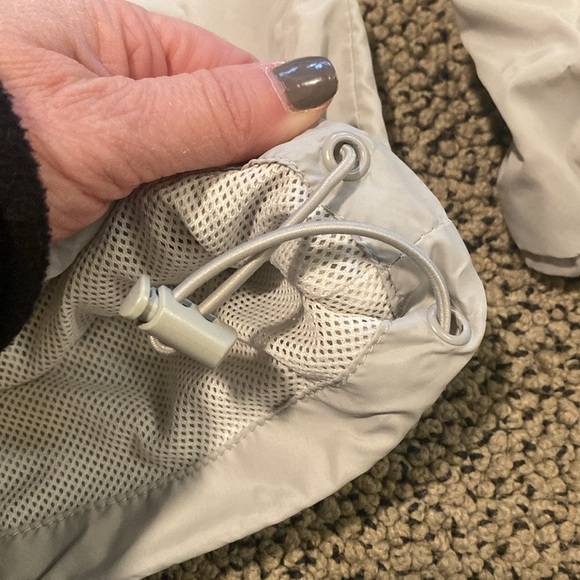 Lightweight Zip Up Windbreaker Jacket Size Medium in Like New Condition - Picture 4 of 8